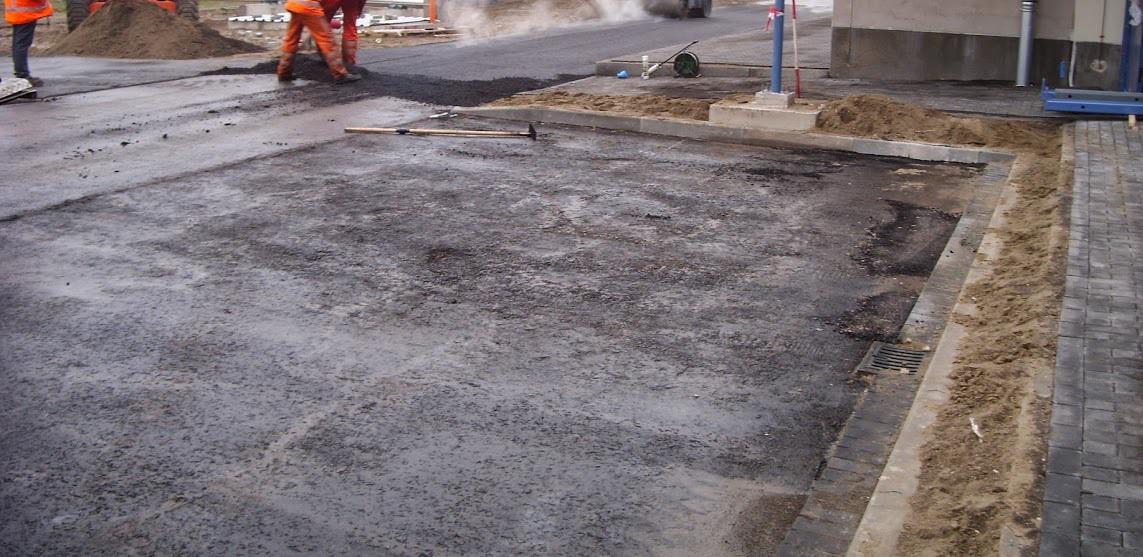 asfalt aanbrengen op bedrijventerrein in  Zeeland